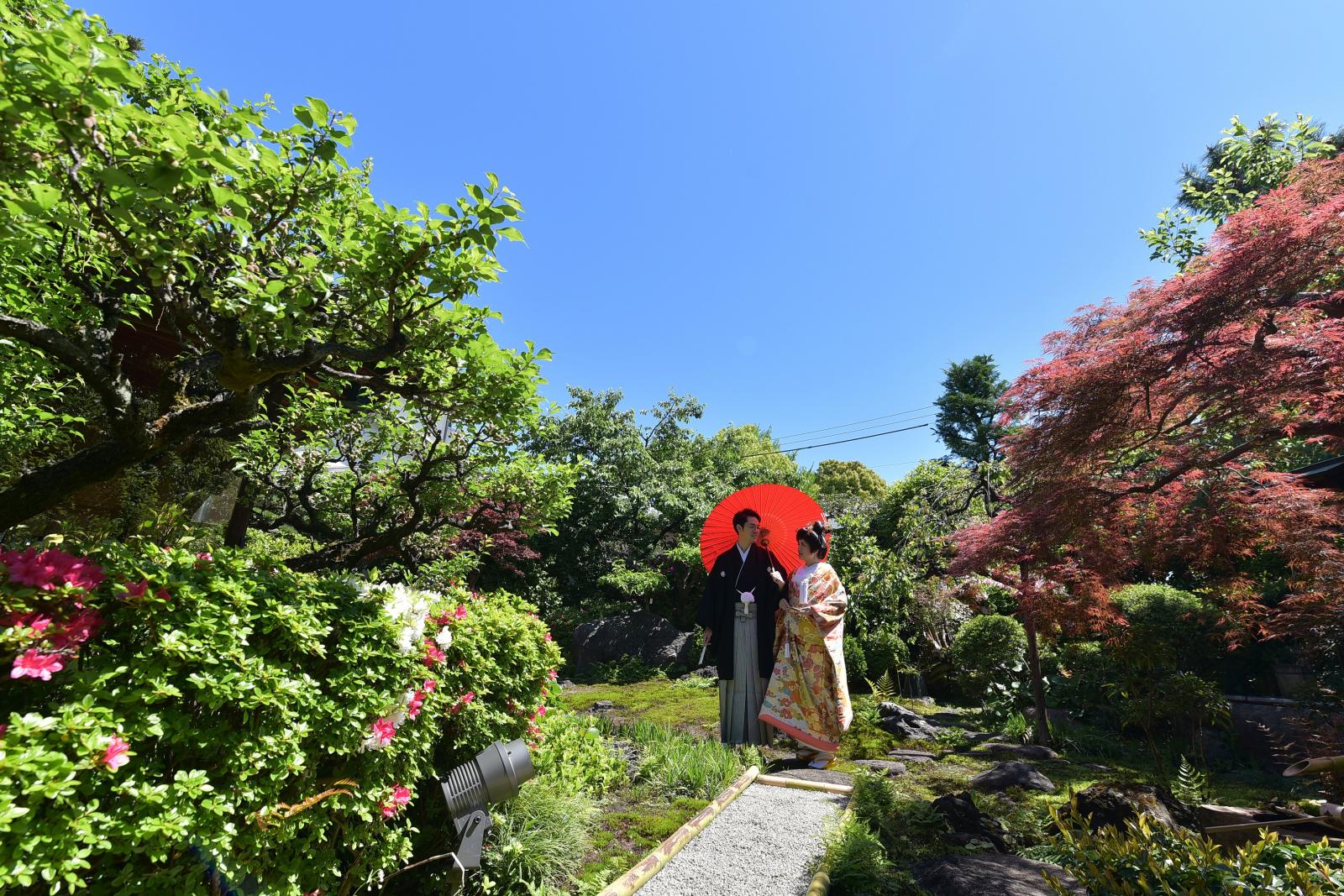 敷地面積1000坪に広がる広大な日本庭園でのロケーション撮影は新郎新婦様の姿を引き立てる