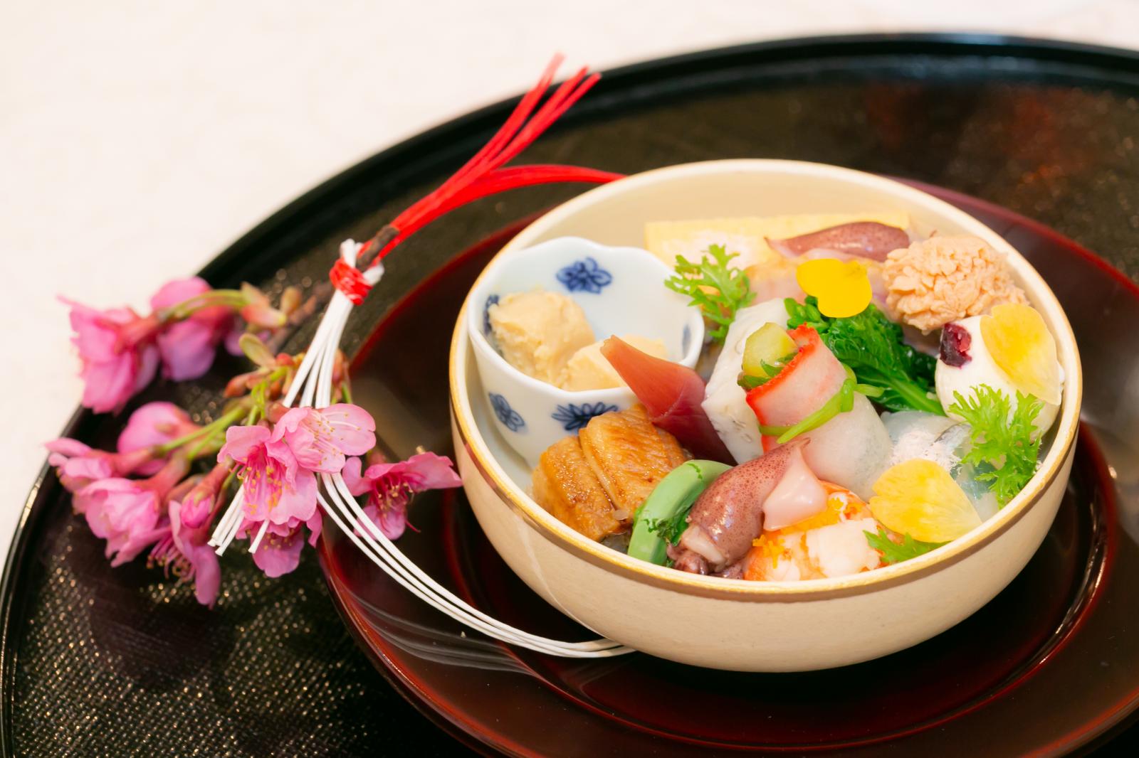 旬の食材をお祝いらしく、華やかに盛り付けます。