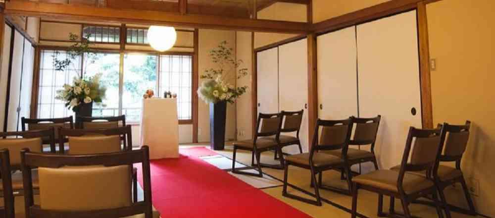 館内の２階スペースでは、人前式・神前式(教会式)のご案内が可能。親しいゲストに見守られながらのアットホームな雰囲気はゲストにも居心地がよいと好評です！