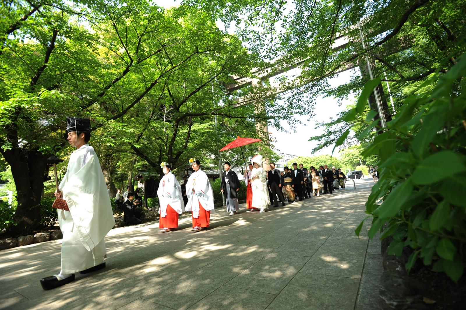 セレモニーはあえて近隣の神社で行うスタイルがおすすめ！とくに挙式の演出として、花嫁行列を行うことができる神社での挙式は、参列したゲストからも絶大な人気を博しています。