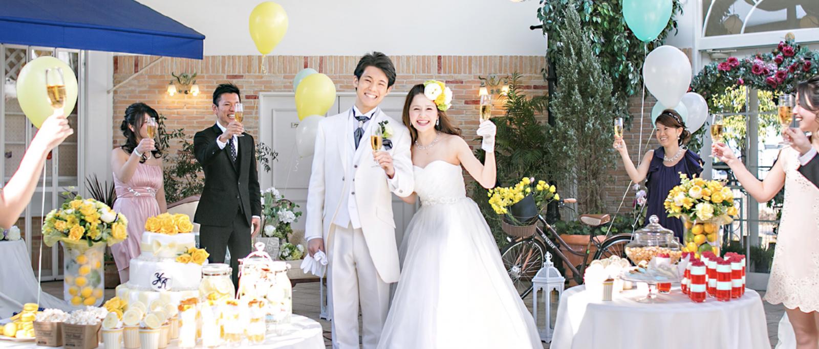 屋根のついたガーデンスペースは、風を感じながらも日射しは柔らかく出来たり、多少の雨天でも演出を楽しめる。緑の豊かな空間ではみんなとのフリートークやフォトタイムを！