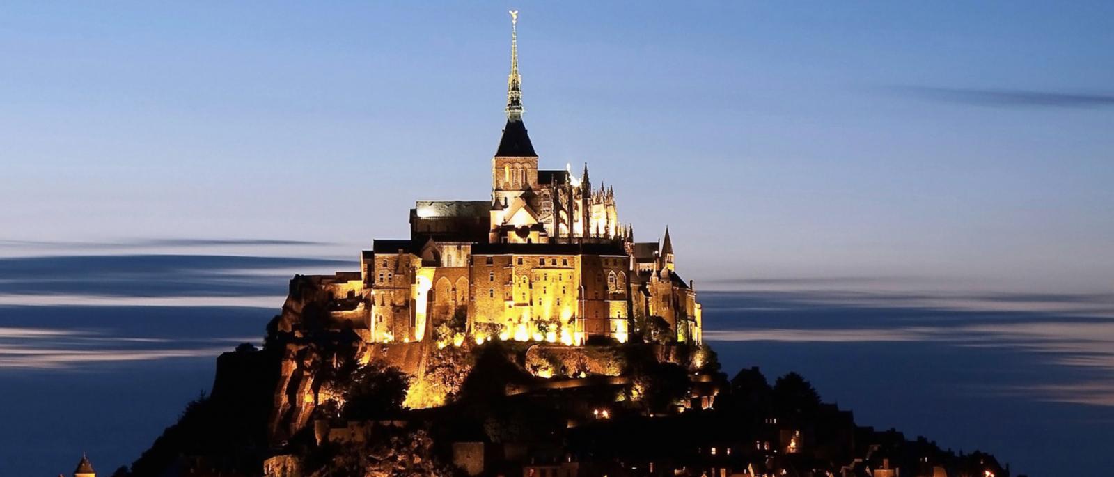 フランスの世界遺産『モン・サン=ミッシェル』のペール・ジョエル司祭より認可受けているチャペル。おふたり婚姻届けはフランスの地でも永久保管される。