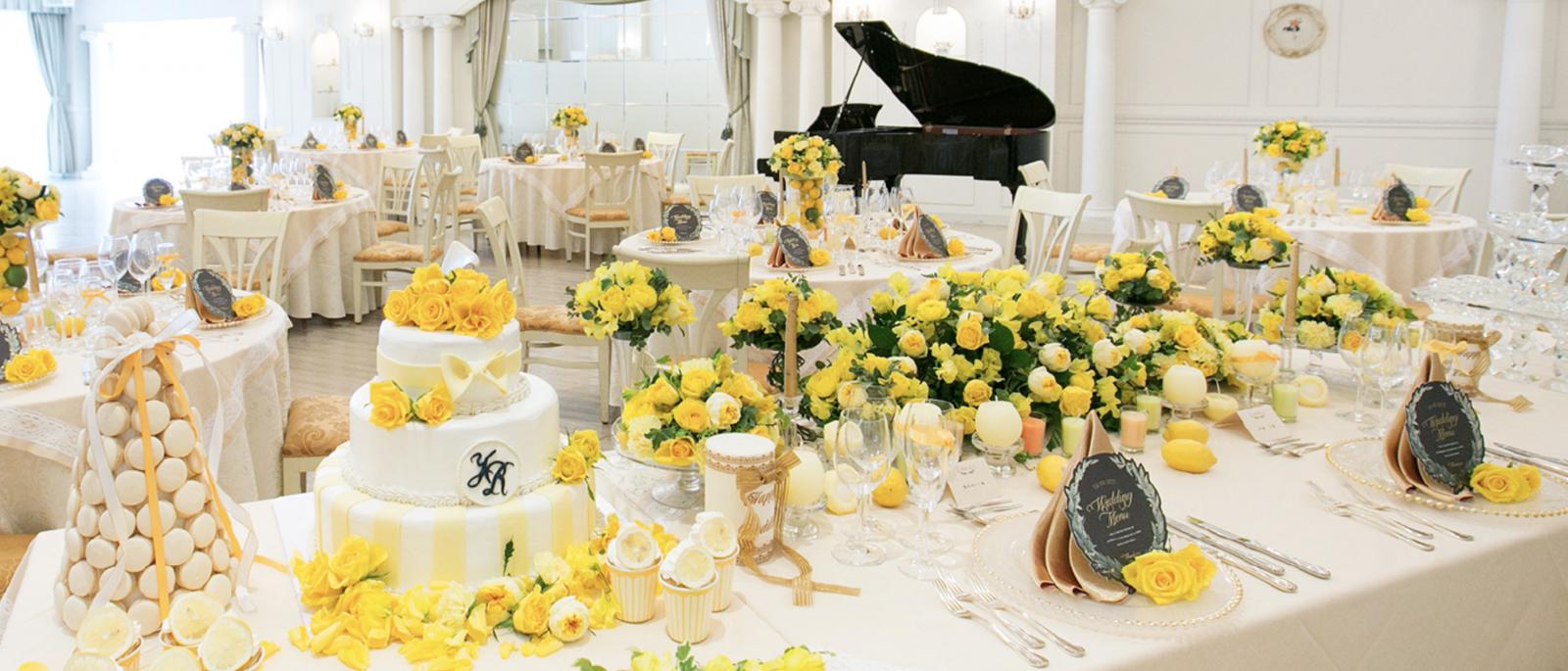 南仏風のパーティールームは白で統一された華やかな場所。お花やテーブルクロスのコーディネートで、おふたりらしくアレンジを出来るのも、打合せの楽しみの一つ