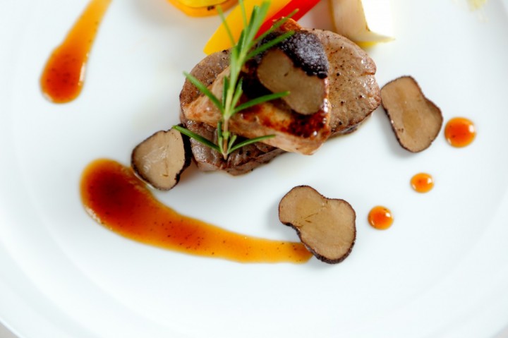 ゲストの皆様にくつろいでお楽しみ頂けるよう、お箸で食べられるフルコースとなっております。