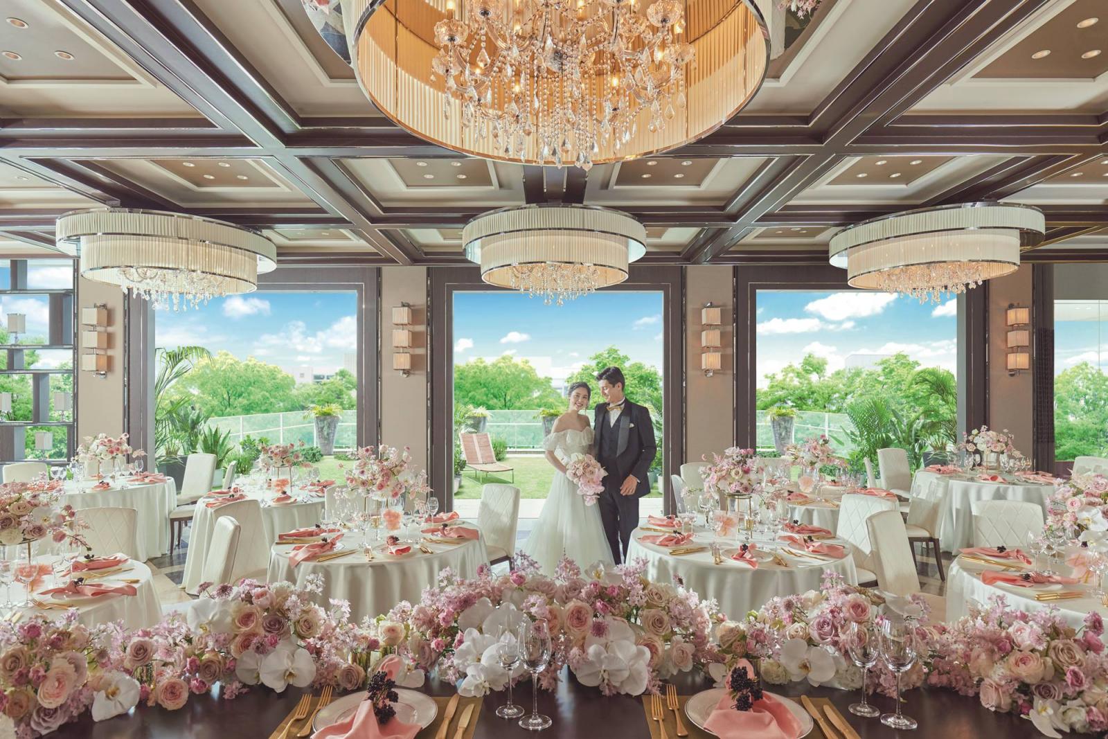 甘くなりすぎない大人のオシャレを捉えたコーディネートも叶う。全スタッフがふたりの結婚式に力をかしてくれるのも、一組貸切の魅力