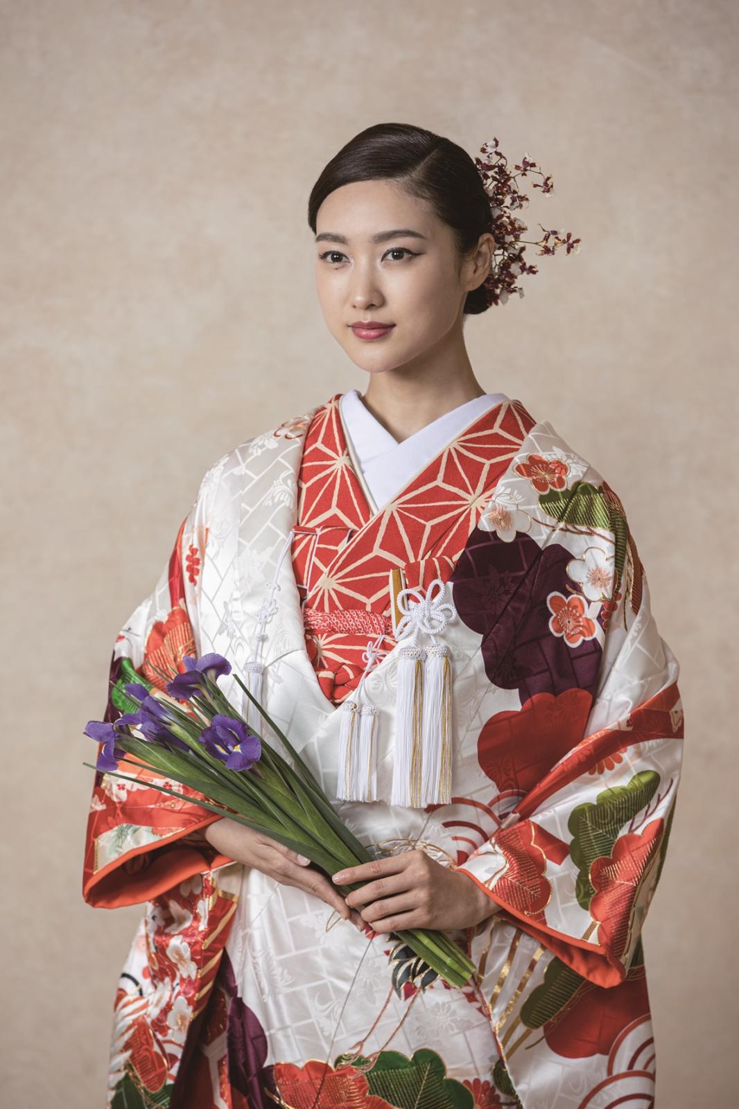 凛とした華やかな衣装で大人っぽさを演出