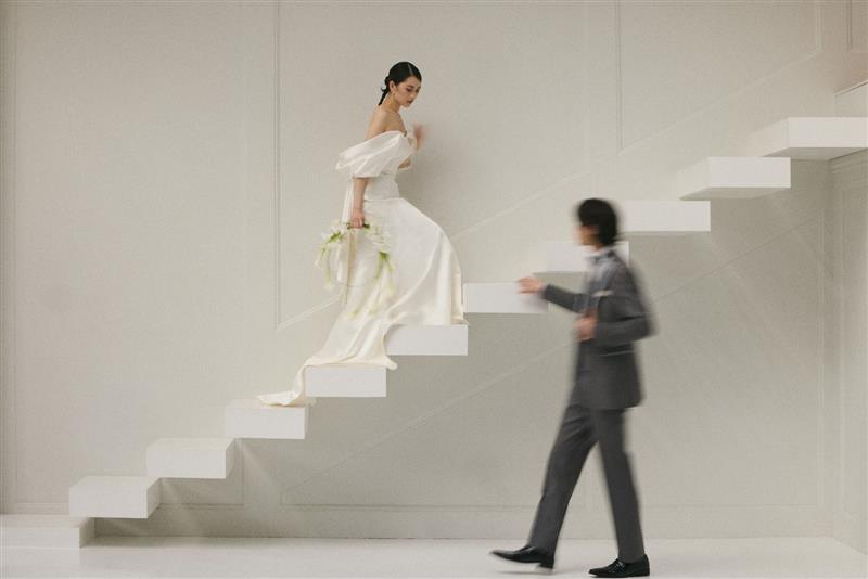 柔らかなドレープと計算されたシルエットが、上品でモダンな花嫁を演出