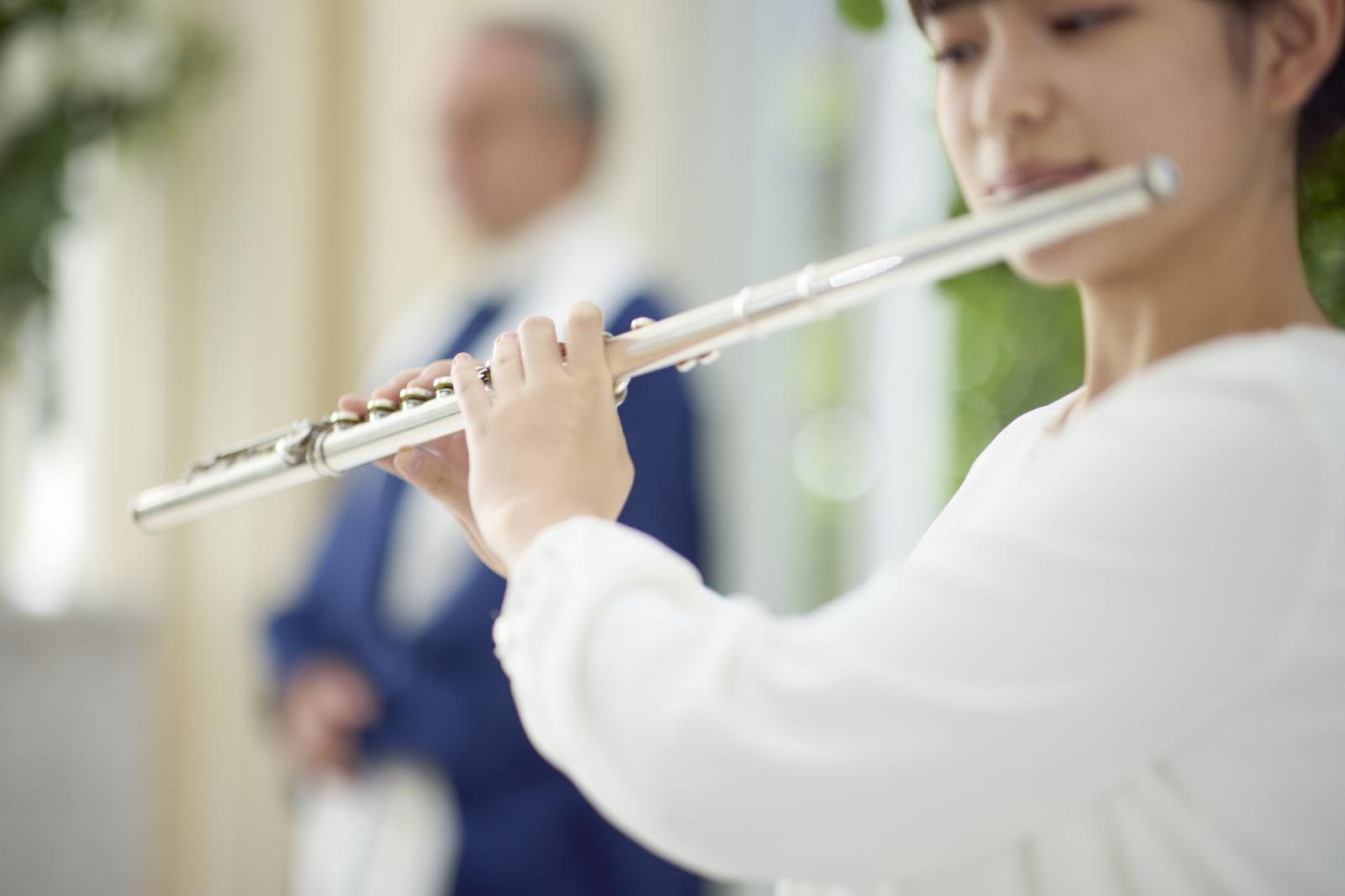 クルヴェット名古屋の挙式はすべて生演奏。ピアノやフルートの音色がチャペル内に響き渡ります