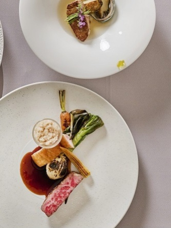 結婚式当日には　会場後方にあるオープンキッチンより できたてのお料理をお届けいたします。