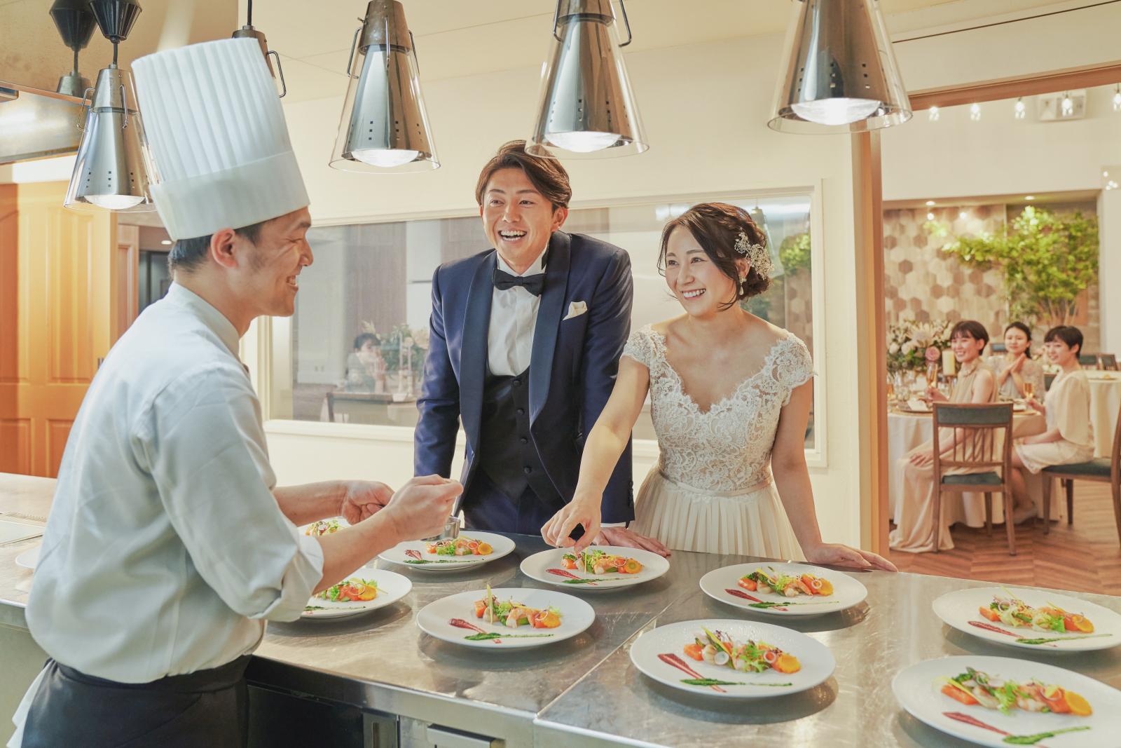 会場にはライブキッチンをご用意。<br />
パーティーの進行状況を見て出来立てを提供できるからこそゲストにご満足いただけるおもてなしとなります。