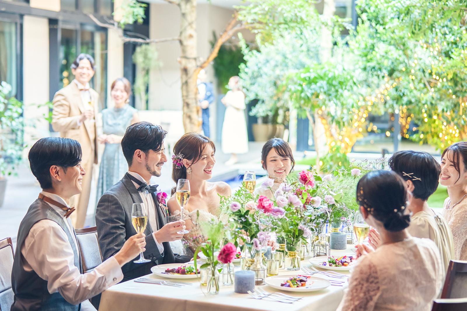 大きな一面の窓に豊かな緑と水が広がるパーティ会場