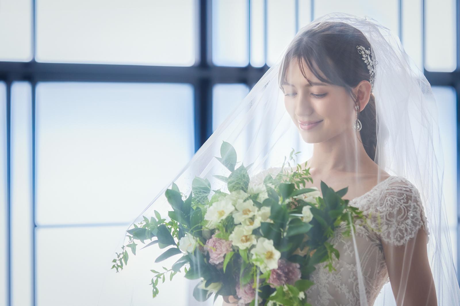 優しい自然光と豊かな緑の中でのセレモニー