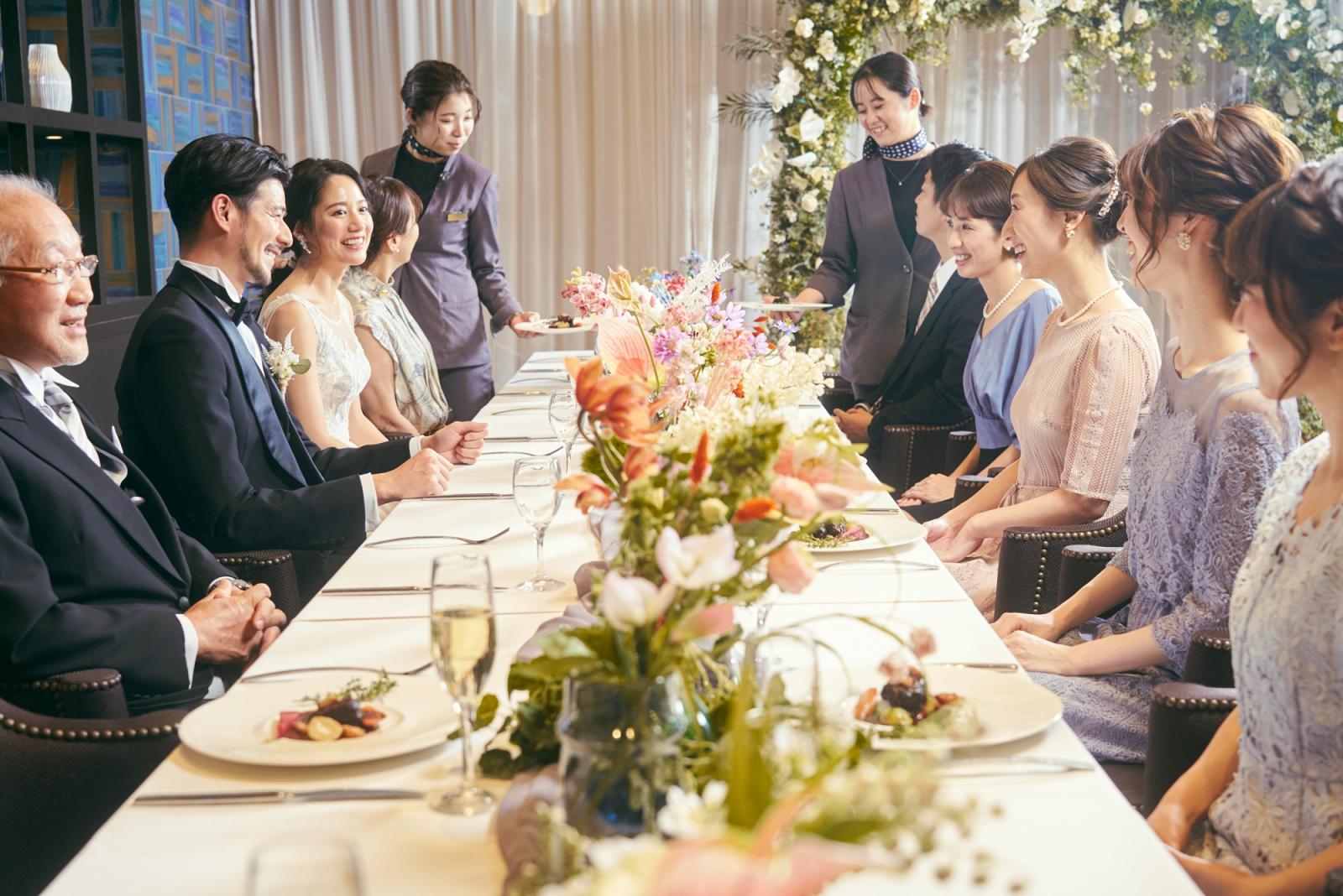 少人数だからこそ、おもてなしのお料理にこだわった会食会は絶品のコース料理にゲストもおもわず笑顔が溢れます。<br />
1組1組、食材も調理方法も細かく打合せをしてご用意させていただくフレンチコース料理。