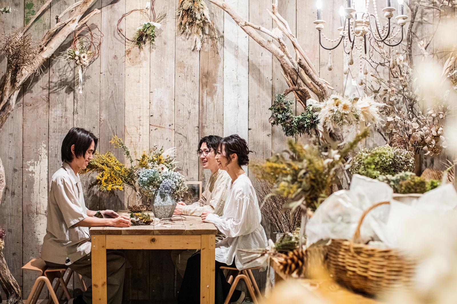 そこにいるだけでワクワクしてしまう！おしゃれな店内でコーディネートの打合せ。