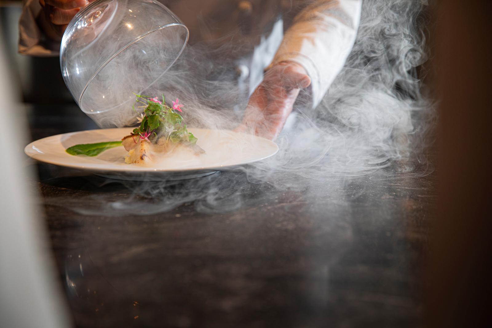 煙の中から現れる料理にゲストからも驚きの声が。
