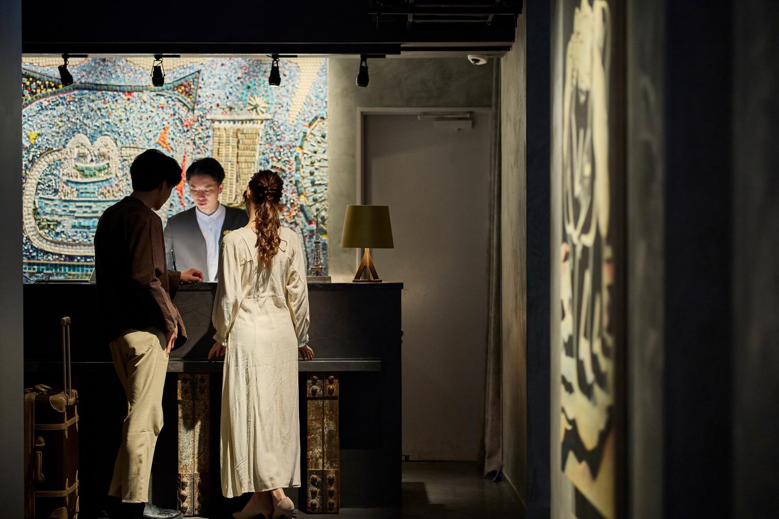 前日は結婚式のアイテム搬入の後、ホテルへチェックイン。非日常空間に一歩踏み入れた瞬間に高まる高揚感とゲストの皆様に会える期待感に胸がふくらむひととき。