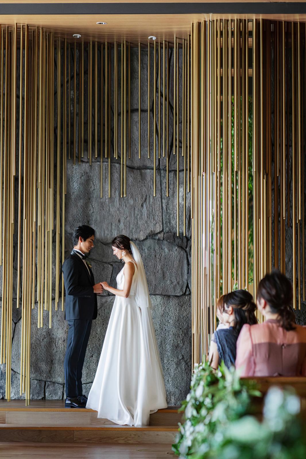 生演奏の演出やゲスト参加型のシーンなど、ご要望に合わせた挙式が可能。