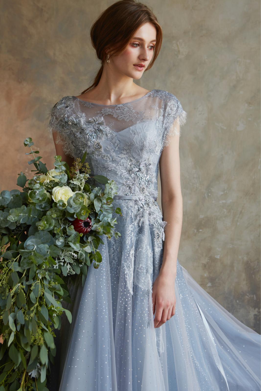 キャップスリーブが愛らしいブルーグレイのカラードレス