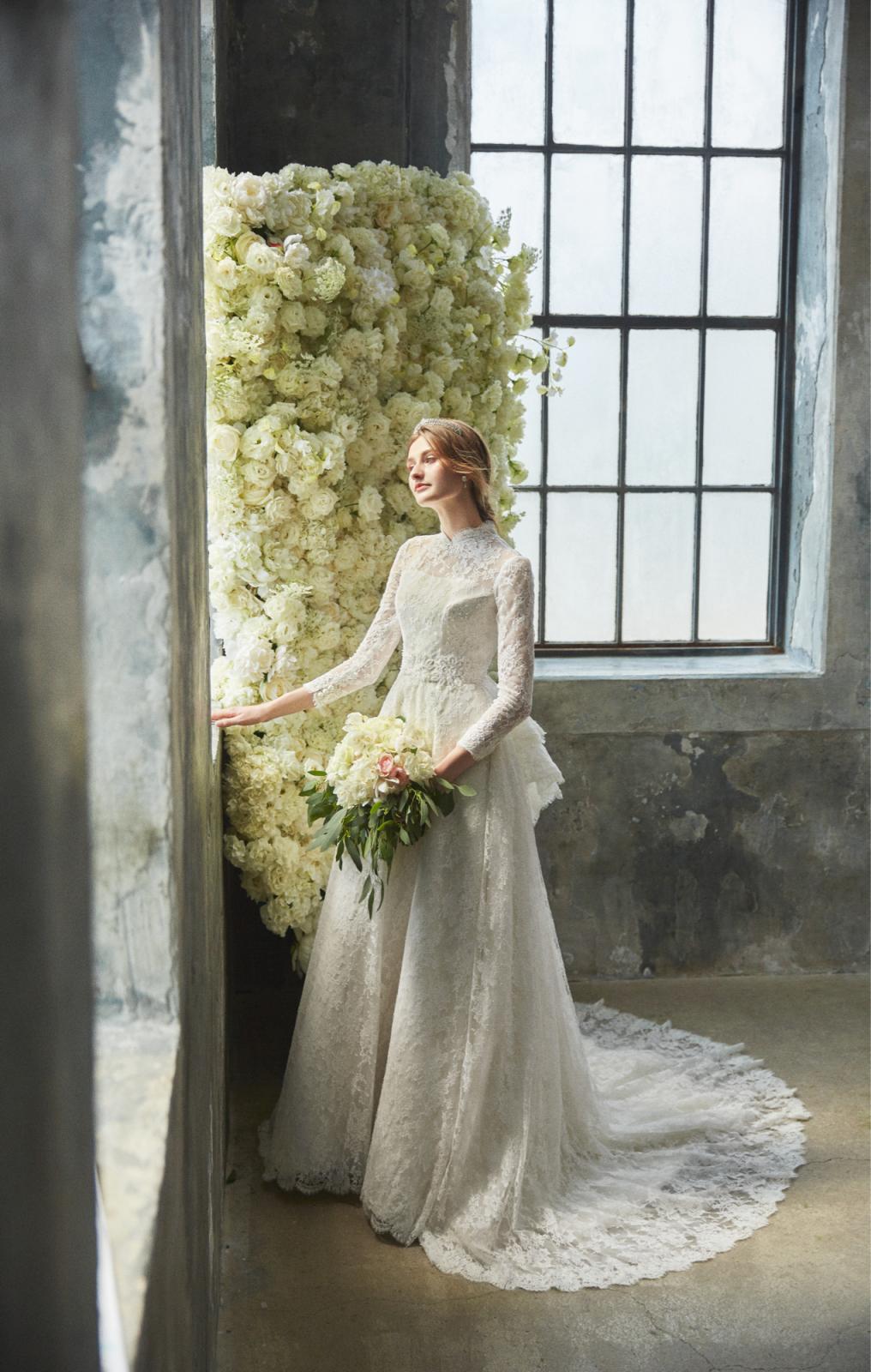 総レースとスリーブが上質な印象を与えるドレスデザイン