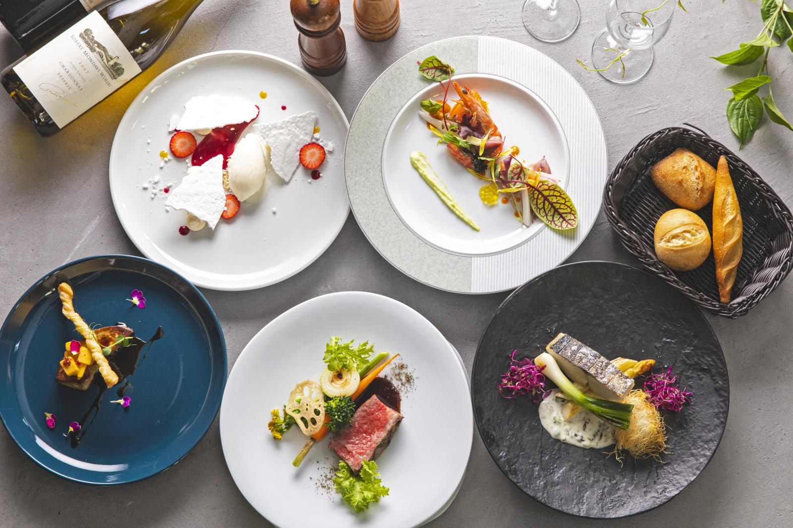 メインディッシュを引き立てるお皿にまでこだわった珠玉の料理たち。