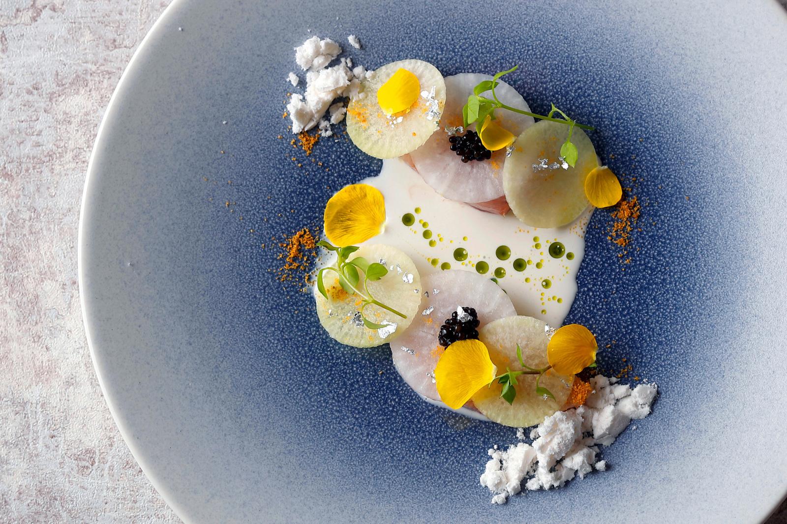 市場直送の新鮮な魚介類にゲストも舌鼓。