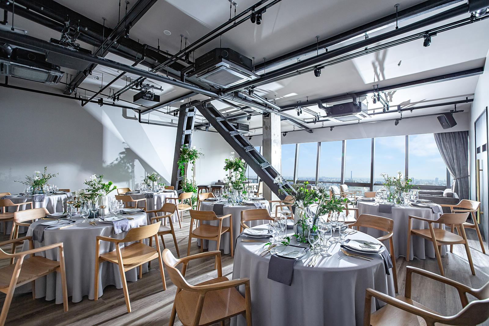 お二人だけのプライベートな食事や家族食事会から、何名でもご利用可能。