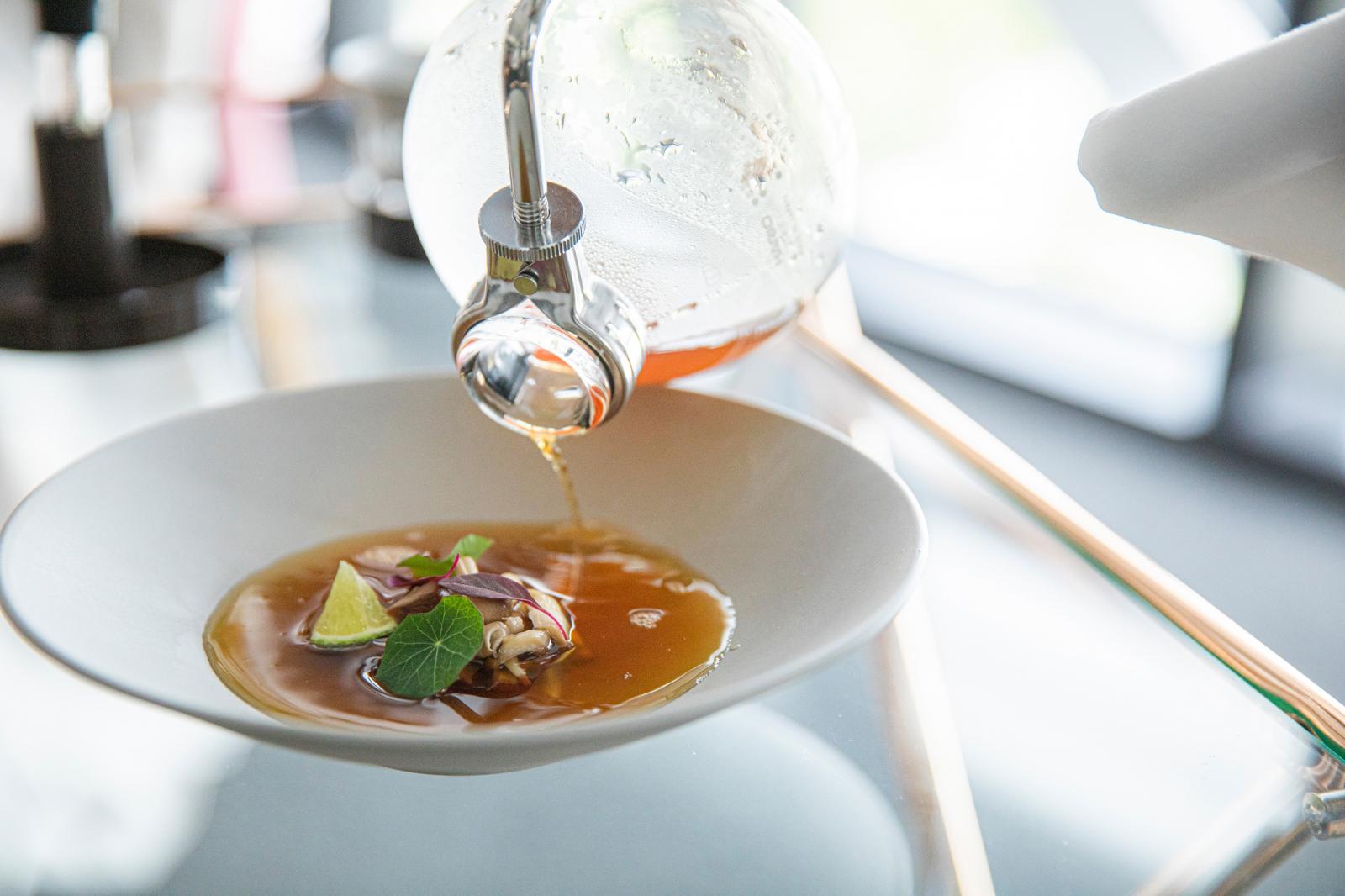 ゲスト目の前で抽出する名古屋コーチンのスープは香り豊かに。