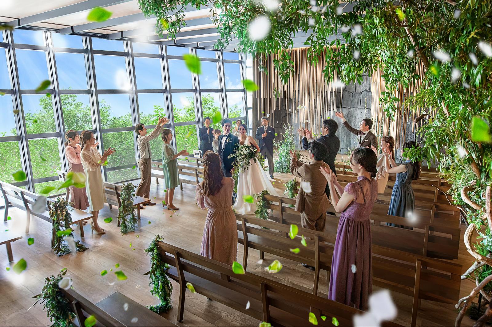 美しい眺望と緑に包まれた木目チャペルで笑顔溢れる感動的なセレモニーを。