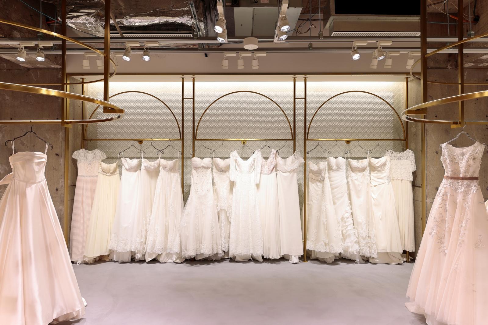 専属のスタイリストが買い付ける美しいドレスの数々。
