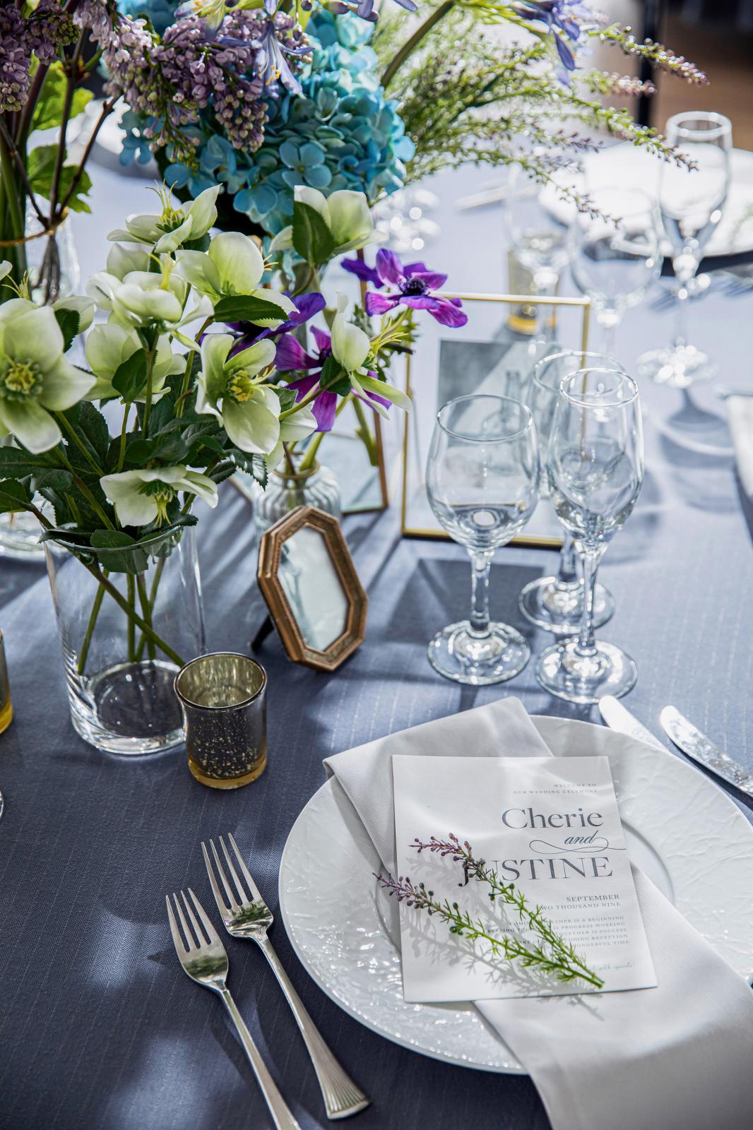 ブルーを差し色にモダンな印象を演出して