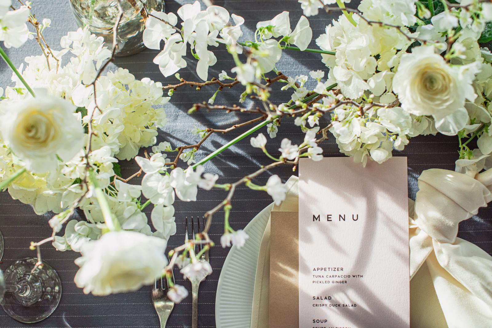 テーブルクロスやペーパーアイテムにもこだわりを