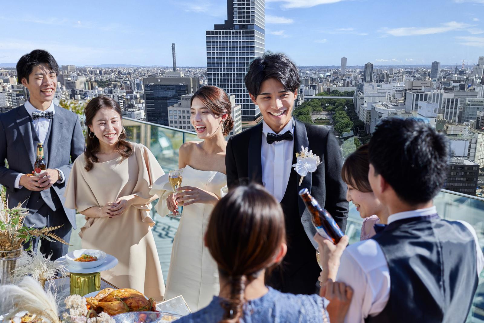 テラス付きルームでお酒と食事を楽しむ時間。「一日では足りない」という多くの花嫁の理想を叶えます。