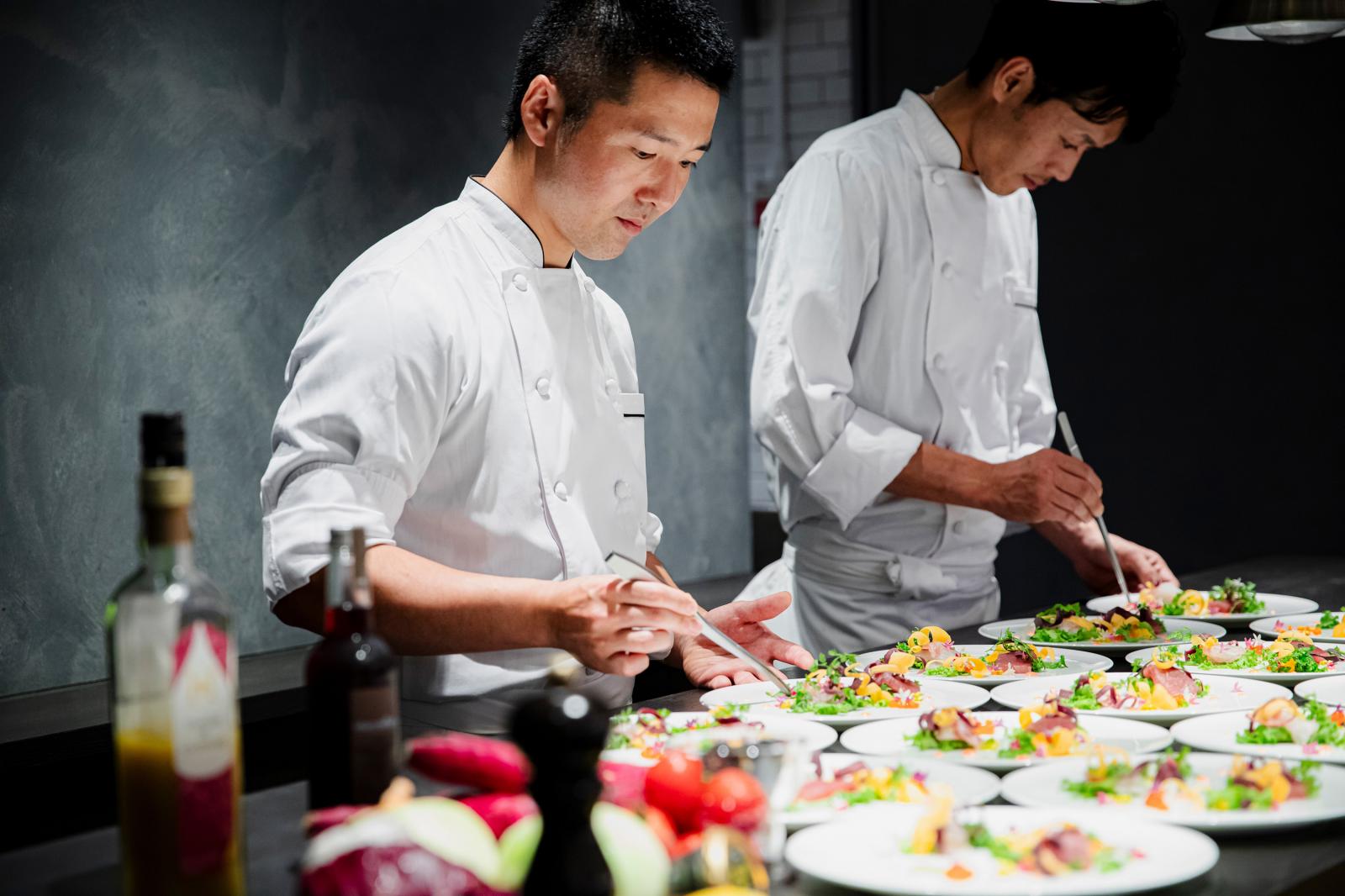 雑誌やメディアで取り上げられた人気シェフが率いるレストラン。