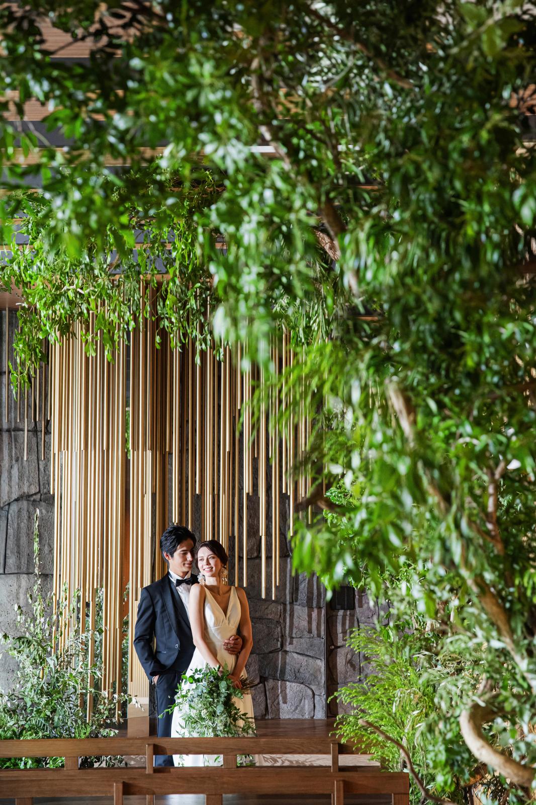 感動的かつナチュラルなお二人らしい空間。二人の背景にはパイプオルガンを思わせるモニュメント