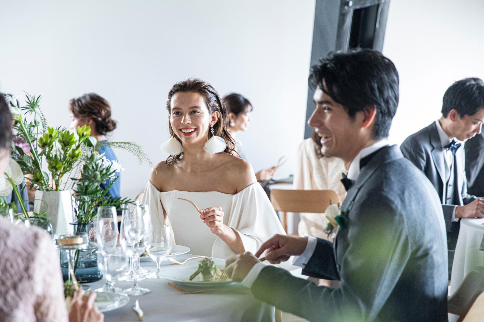 市場から届く新鮮な魚介類を香り高いソースが引き立てる。