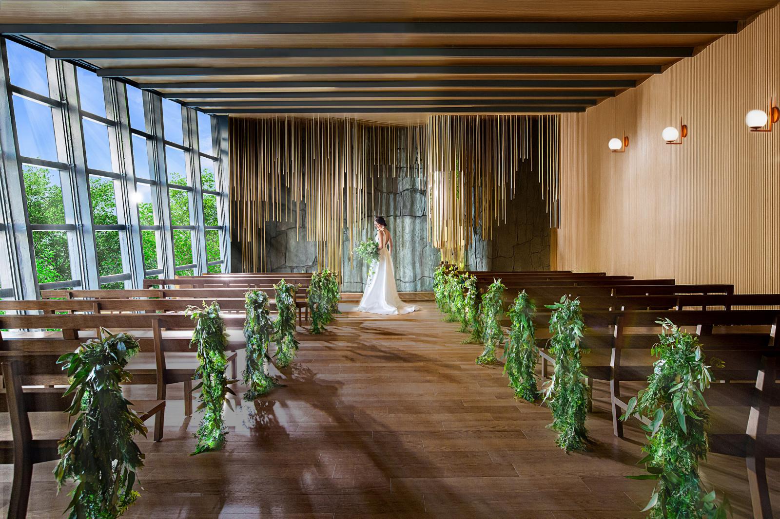 都心の眺望、石壁の趣きと美しい緑が調和する上質な木目チャペル。