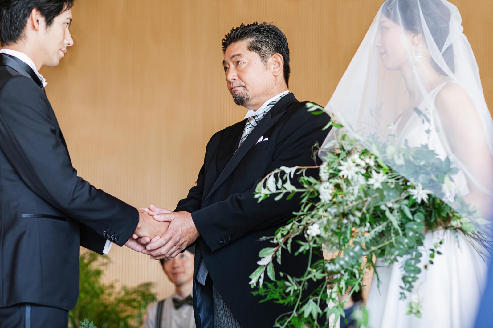 陽光差し込むやわらかな光の中で感じられる家族との絆。