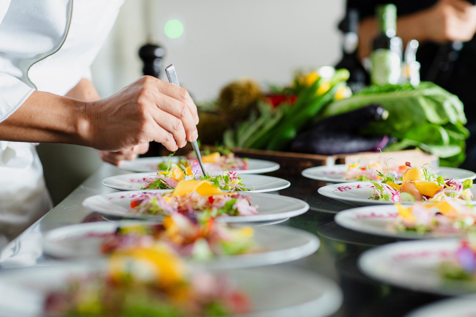 光差し込むレストランに運ばれる美食の数々。