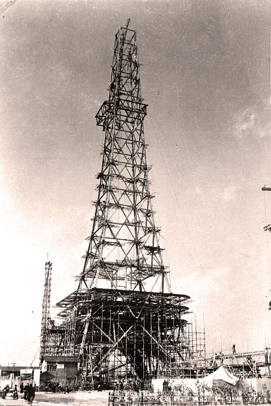 航空法の認可前に建設されたタワーのため、名古屋テレビ塔は日本で唯一のシルバーの鉄塔。