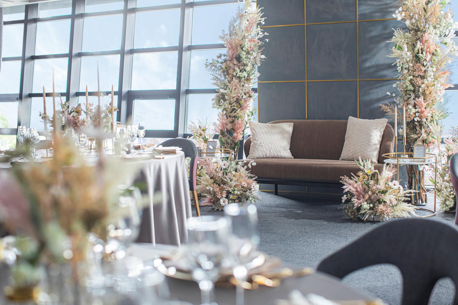 ソファスタイルで新郎新婦とゲストの距離感がぐっと近く