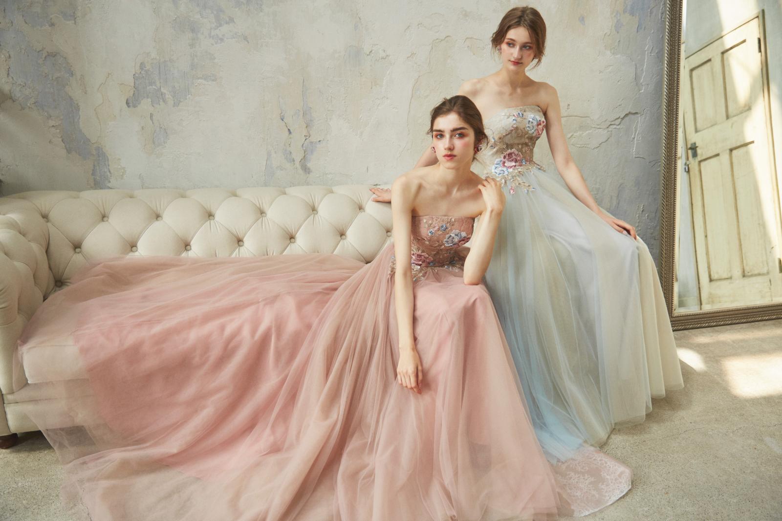 カラードレスも種類豊富でお二人らしいコーディネートを表現。