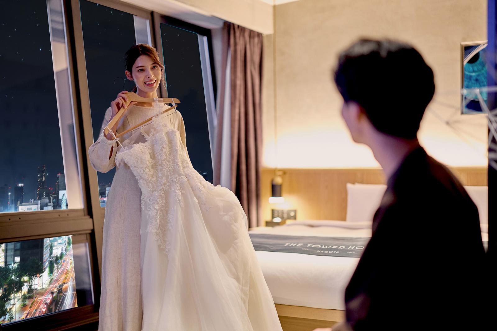 明日のドレス姿を想像して自然と笑みがこぼれる期待とドキドキの時間。