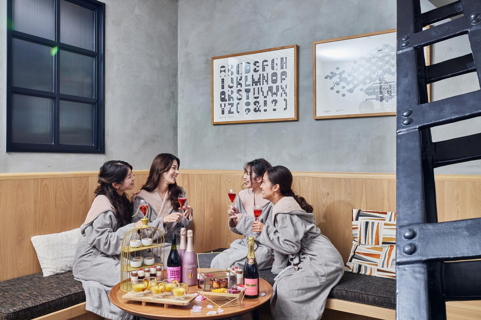 遠方に住む家族や友人とも楽しむことができる前夜のバチェロレッテパーティ。