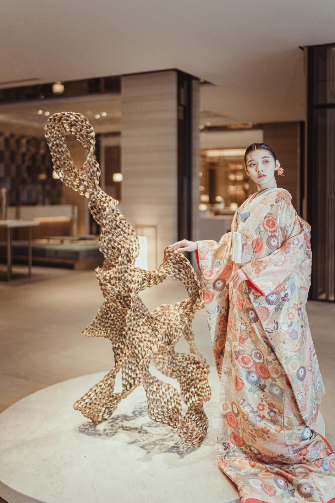 アート作品を背景にお二人のこだわりのコーディネートが輝く