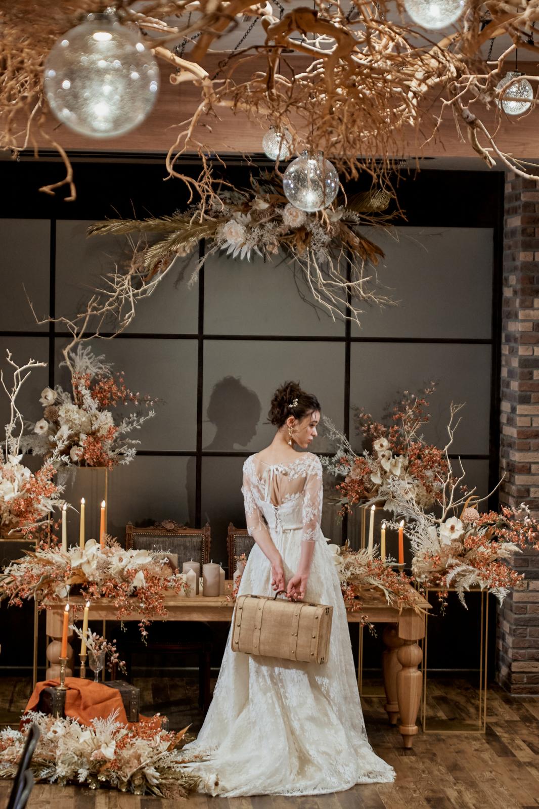 流木オブジェの間から見える光はまるで雫のよう…