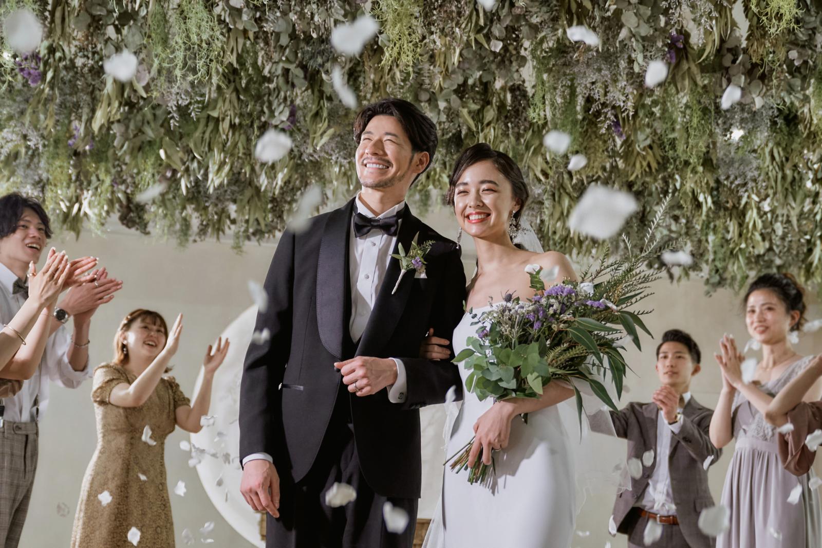 祝福のフラワーシャワーが永遠の記憶となり 幸せの煌めきが永遠に続きます