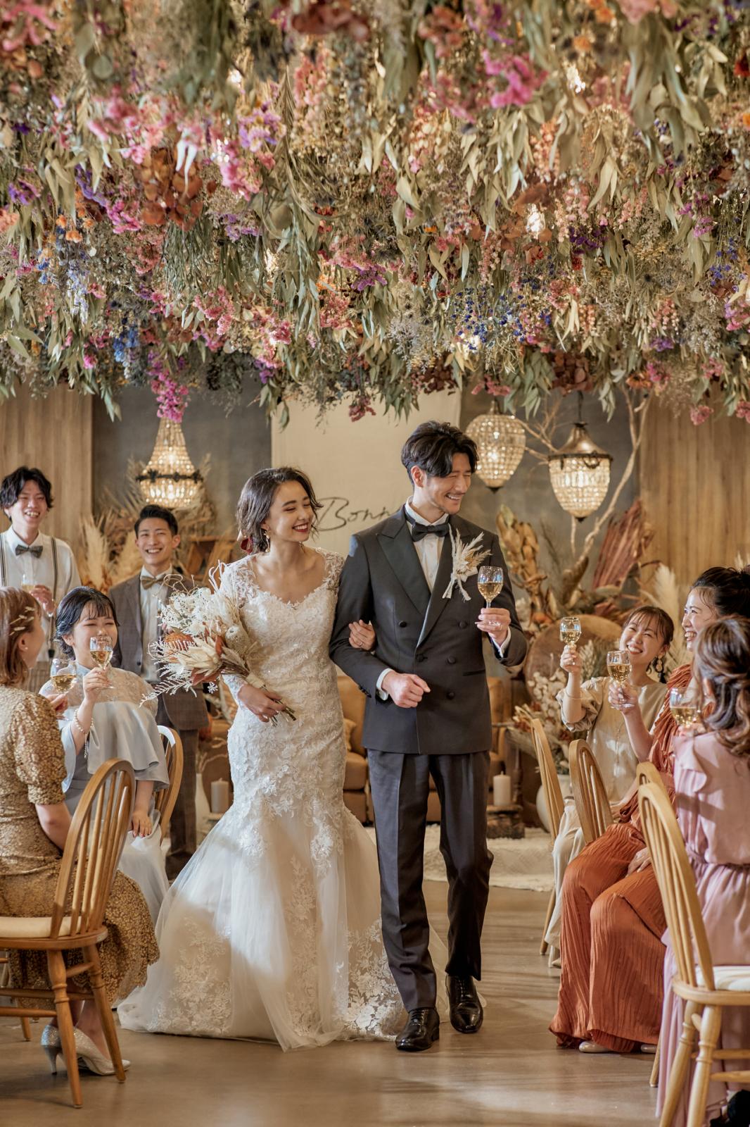 お二人とゲストを繋ぐアットホームで<br />
ぬくもりのあるお時間を創り出します