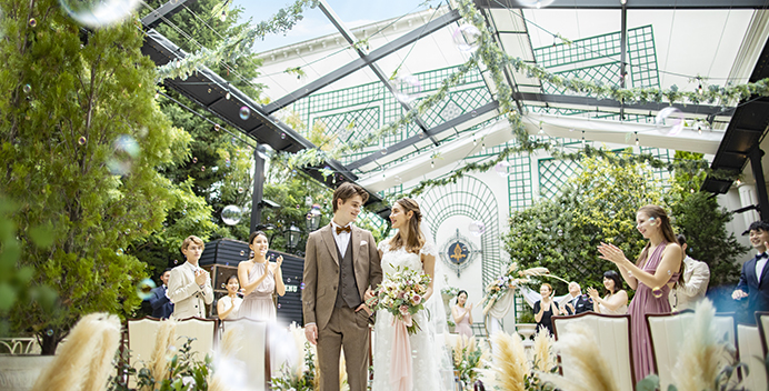 ガーデンリニューアルで自由に開閉できるムービングルーフが設置され、天候を心配することなくガーデン挙式を行える。