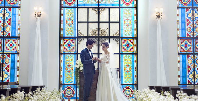 天井から降る光と、ブルーのステンドグラスが特徴的なチャペル