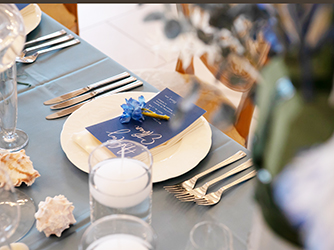 コーディネートにもこだわって、季節感やテーマカラー、ふたりらしさをプラスして